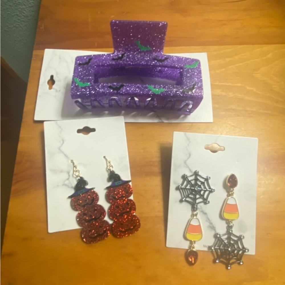 FREE W/ $15 PURCHASE Set of New Halloween pierced earring and hair clip set.